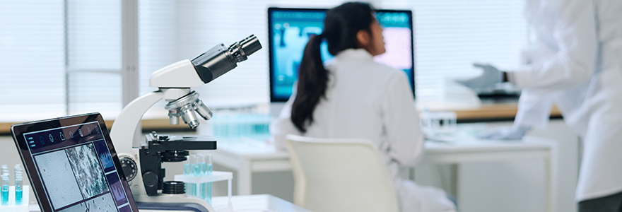 Medical researchers working in lab. 